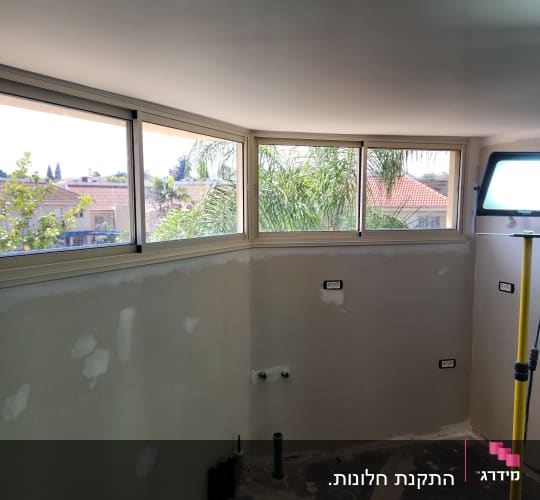 חלונות אלומיניום מותקנים בחדר שיפוצים
